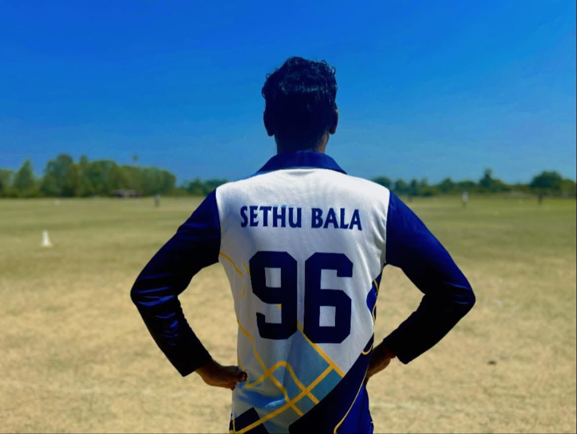 sethubala16's tweet photo. இரு காலின் இடையிலே
உரசும் பூனையாய்
வாழ்க்கை போதும் அடடா
எதிர் காணும் யாவுமே
தீண்டத் தூண்டும் அழகாய்

நானே நானாய் இருப்பேன்
நாளில் பூராய் வசிப்பேன்
போலே வாழ்ந்தே சலிக்கும்
வாழ்வை மறக்கிறேன்
வாகாய் வாகாய் வாழ்கிறேன்
பாகாய் பாகாய் ஆகிறேன்

#lifeofram 😍

#96வெண்பா ❤️ https://t.co/G8XMDEdqld