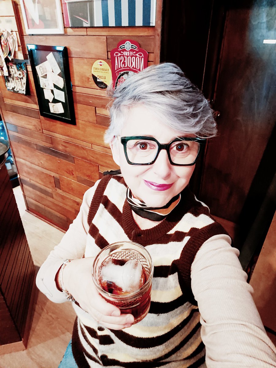 danzando_mp's tweet image. #FelizSabado de #vermu 

Un brindis 🥂 para celebrar la #vida el #Amor y para despedirme hasta dentro de unas semanas, porq el martes ingreso para la intervención y el Catéter Doble J me acompañará un mes

Disfrutad y vivid la vida
 😘😘😘💜

#SiempreAdelante