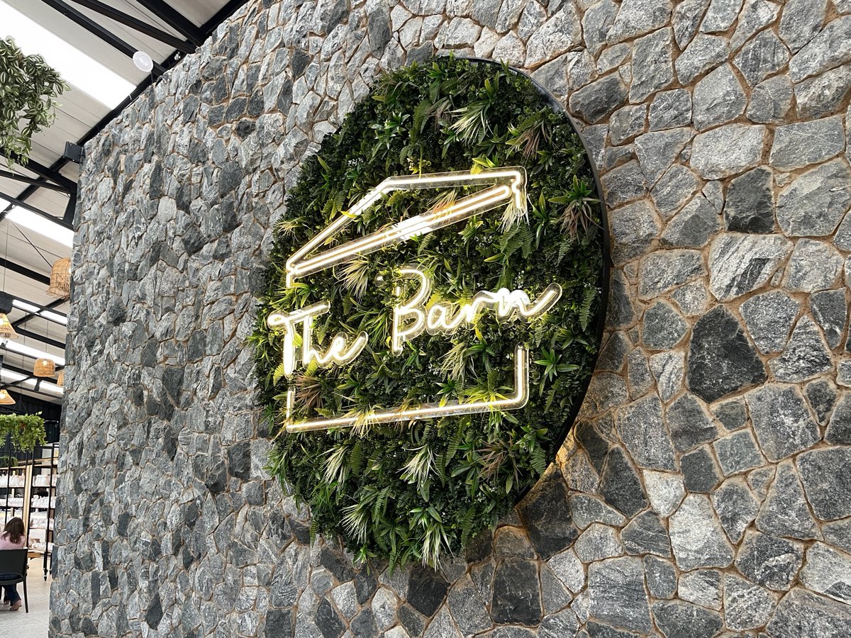 We're out at Clay Cafe Maggies Farm in Lanseria, ready to get creative with some paint and the Suzuki Jimny 5-Door. This unique collaboration between Suzuki Auto South Africa and Clay Café gives us the perfect opportunity to add a personal touch to our Jimny, transforming it into