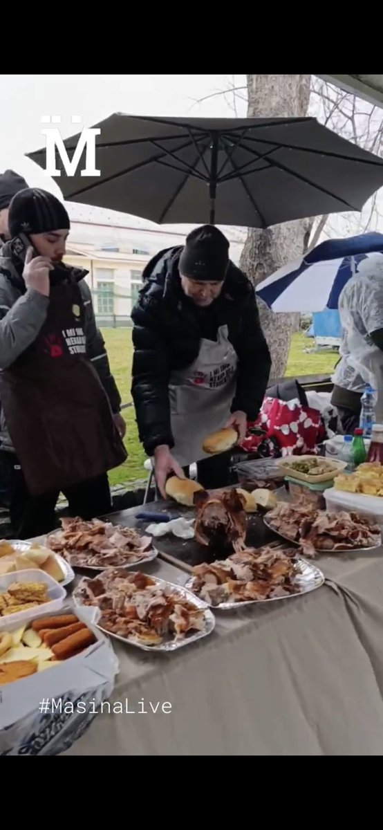 Ekonomija u slikama:
Jedan isti BDP podeljen na dva različita načina.

Skupa odeća za kuvare i jeftina hrana za narod
ili
Jeftina odeća za kuvare i skupa hrana za narod
