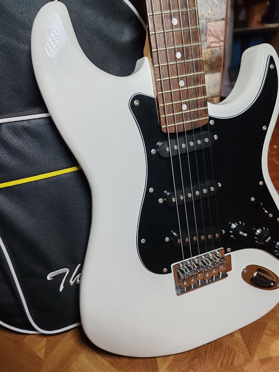 luvvcolet's tweet photo. Wts Thomson ST1 stratocaster electric guitar

2 months old 

Inclusions: lahat ng freebies

ISSUE: may mga onting dumi, medyo kinakalawang na string dahil sa Di na gagamitin. 

PRICE: 3,200 negotiable
LOC: Rodriguez Rizal ( can meet u nearby place https://t.co/riTElnYG1a