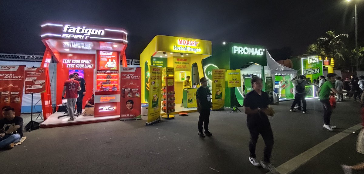 Baru kali ini nonton konser ditawari beli Mixagrip, Promag, Fatigon.. 

Apakah penonton Green Day setua itu?