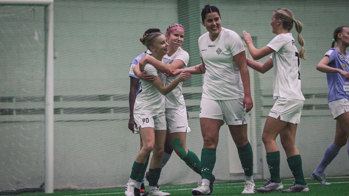 35' MAALI!

Peppi Kontturi viimeistelee Jutta Angerian matalan keskityksen verkkoon!

[🟢 1-0 🔵]