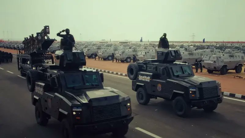 هناك نفخ هستيري عجيب وغير مبرر ولا مفهوم في الإعلام المصري عن بطولات الجيش وزعامة السيسي، واستعراضات عسكرية للجيش في سيناء، واستعراضات عسكرية أخرى للشرطة في سيناء أيضا، واستدعاء للغة وأغاني الستينات الناصرية، وخطاب مقاوم بمفرداته وصراخه متطابق مع إعلام الحوثي وحزب الله اللبناني