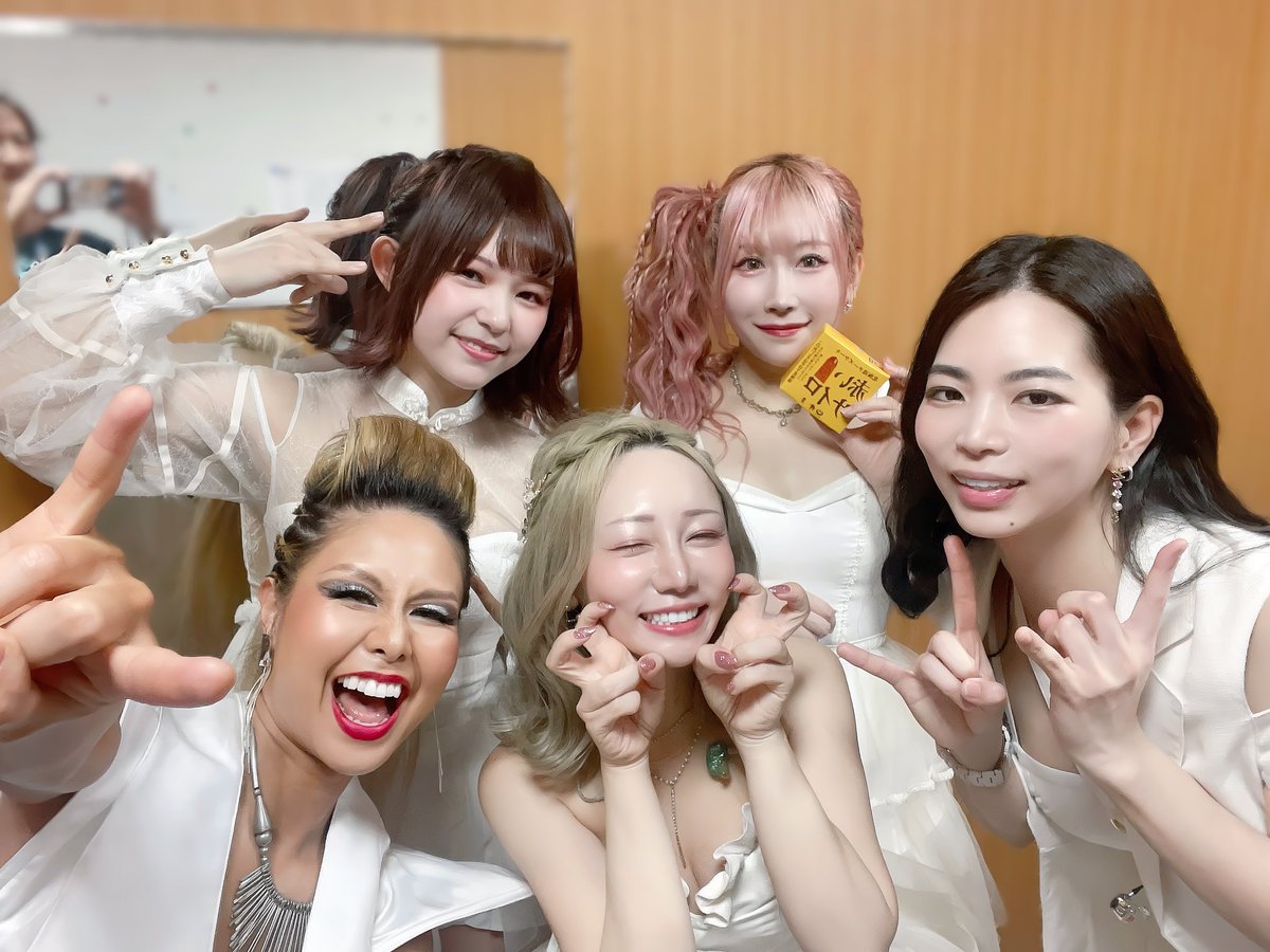 harupidrums's tweet photo. ETERNAL PHENOMENON TOUR
札幌ありがぴー🥰
with みやちゃんにもらった赤いサイロ
#LOVEBITES #Haruna https://t.co/Cup5vrDo0L