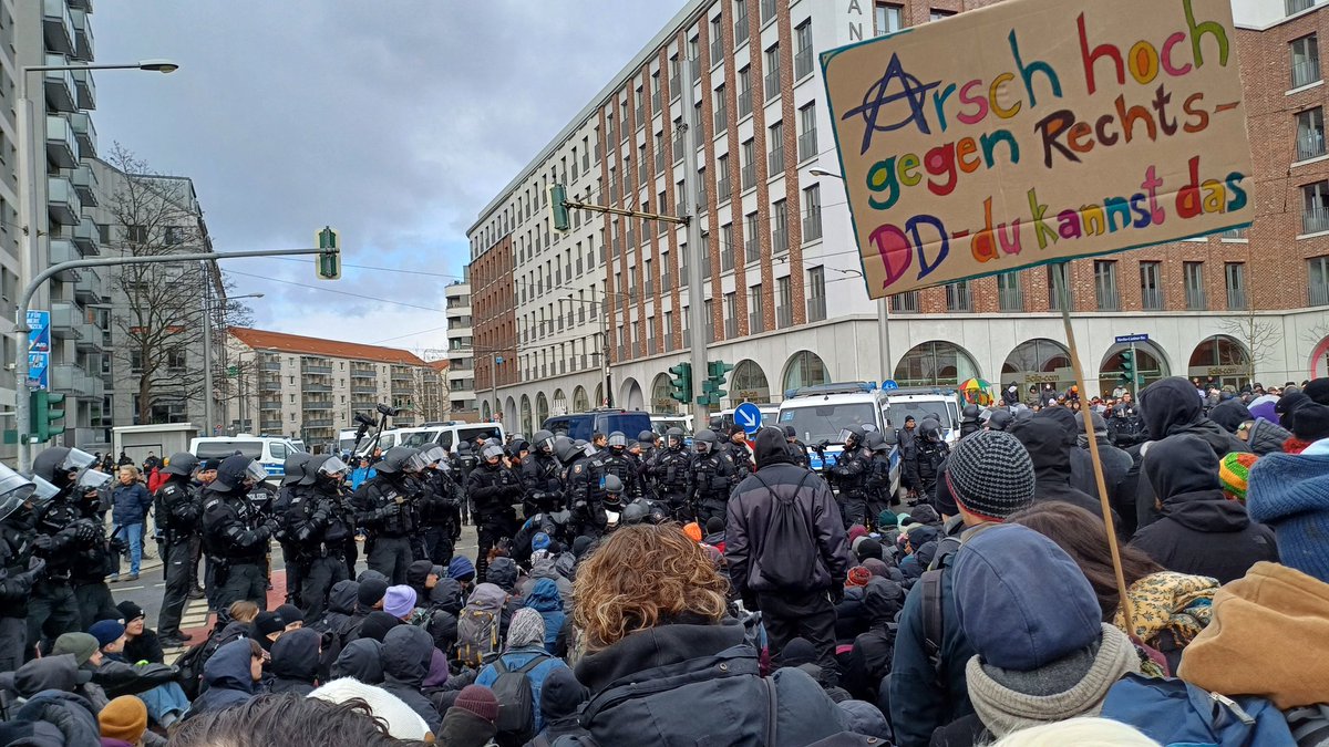 saxokalypse's tweet photo. Die begonnene Räumung der Blockade Hertha-Lindner-Straße / Einmündung Freiberger Straße wird mit körperlichem Zwang fortgesetzt. Bislang ist nur ca ein Sechstel der Blockade geräumt. #dd1502 https://t.co/4SwMyoQP0K