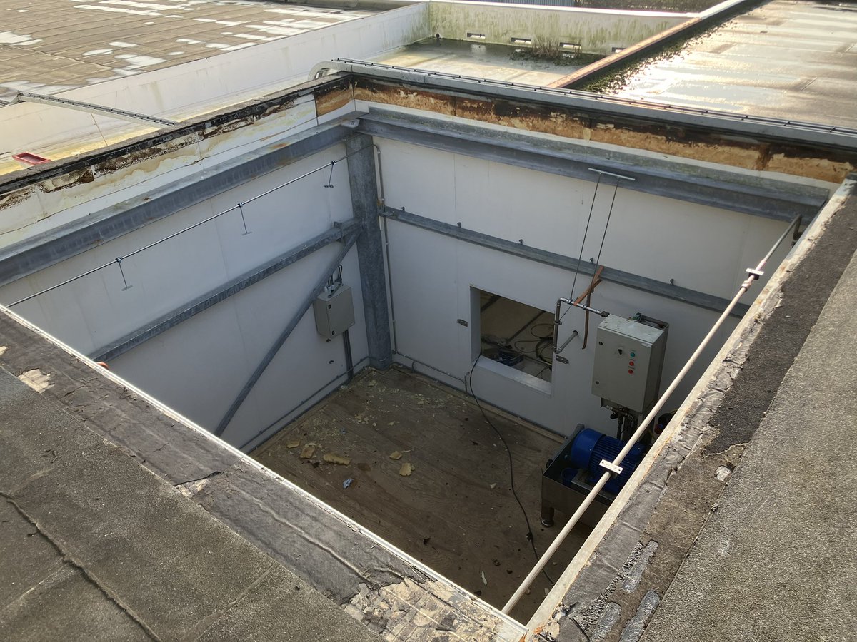 CHKBouwBV's tweet photo. Er moest even een machine naar boven. Bij de @Dayseaday. Binnen door kon niet dus enige optie was het dak er af. Nou dan doen we dat toch even. #geenprobleem #ookweergelukt #alsofernietsgebeurdis #jobweldone https://t.co/vNGLQKIuNG