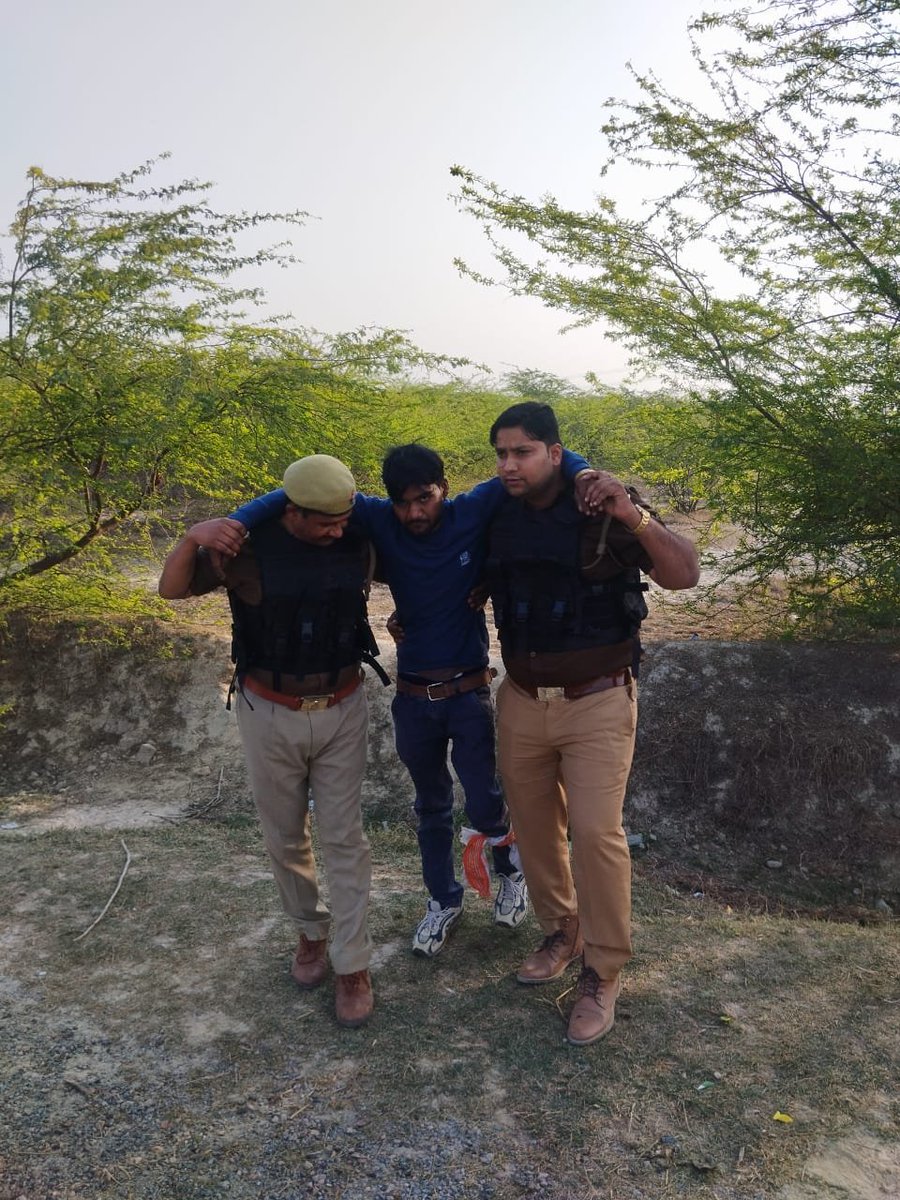 bstvlive's tweet image. मैनपुरी

🚔 वाहन चेकिंग के दौरान पुलिस की बदमाश से मुठभेड़
🔹 औंछा पुलिस की 10 हज़ार के इनामी बदमाश से मुठभेड़
🔹 पुलिस मुठभेड़ में बदमाश को लगी गोली
🔹 घायल बदमाश को जिला अस्पताल में भर्ती कराया गया
📍 मुठभेड़ औंछा थाना क्षेत्र के सकीट रोड पर हुई

#MadhyaPradesh #Manpur