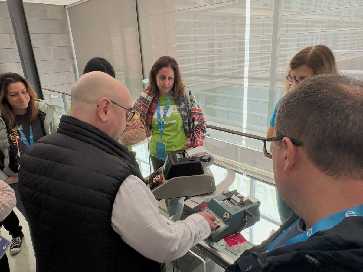 MuseuInfUPV's tweet photo. Hoy los profes que acompañaban a sus estudiantes a las @HPEspana Codewars VLC en la @etsinfupv  han disfrutado de la mano de nuestro compañero Damián de una visita guiada al Museo. ¡Les ha encantado la zona de cálculo! Un buen rato jugando con ábacos, divisumas, comptómetros... https://t.co/vyrahRMvBn