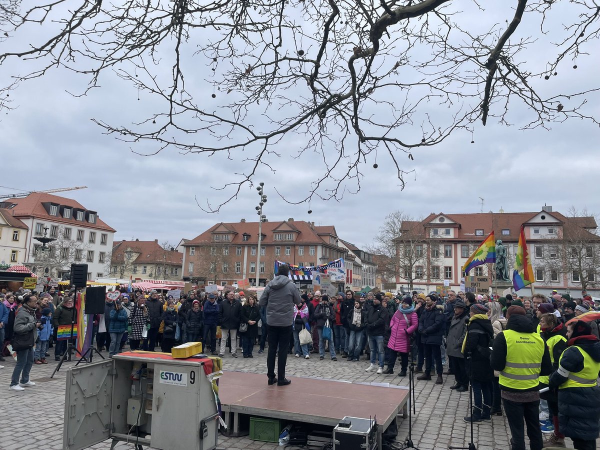 SandraE18491193's tweet photo. Erlangen wieder aktiv: #Omasgegenrechts mit Brandmauer und #WinterCSD #WählLiebe https://t.co/X1cG3Ay62X
