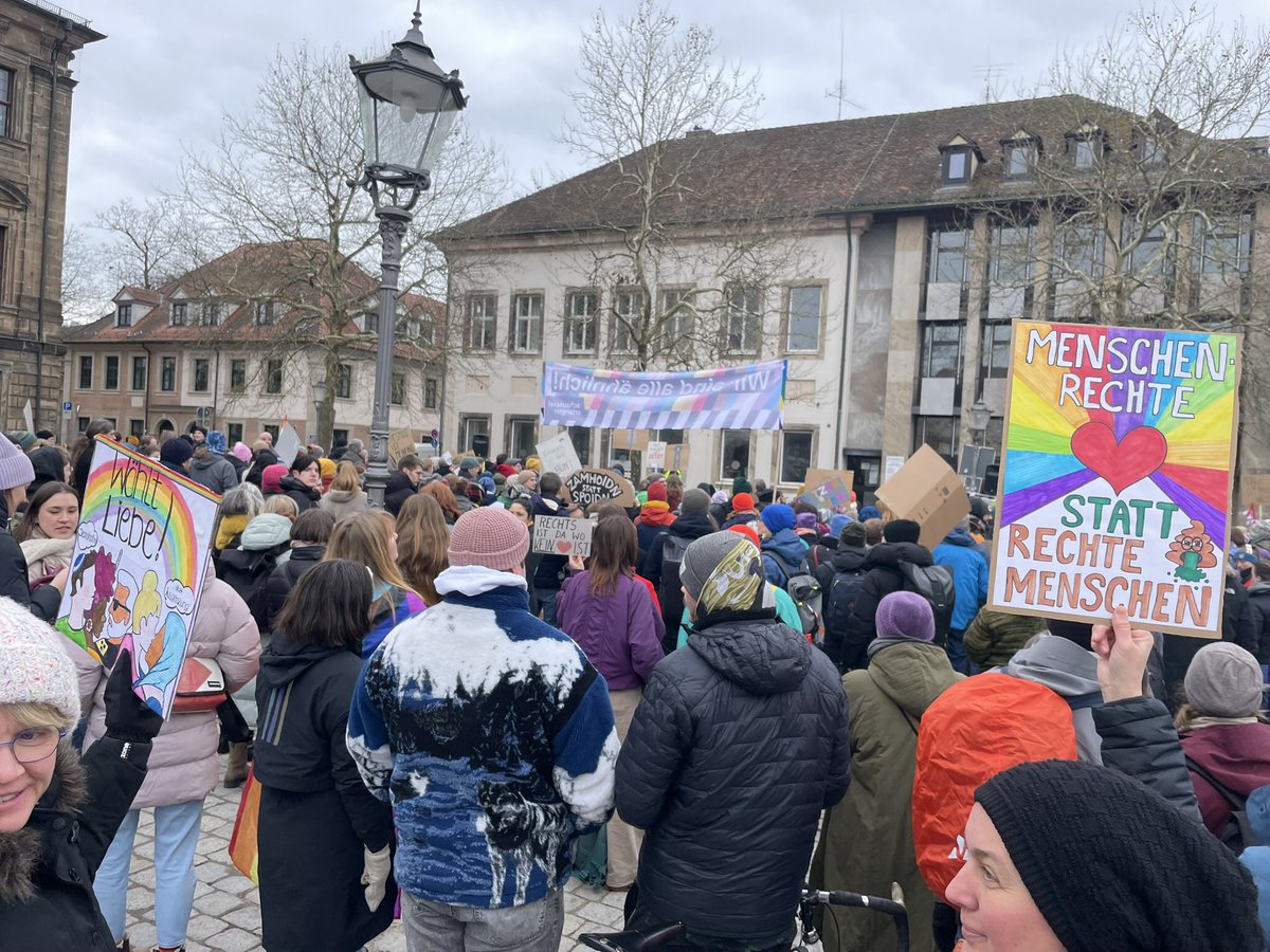 SandraE18491193's tweet photo. Erlangen wieder aktiv: #Omasgegenrechts mit Brandmauer und #WinterCSD #WählLiebe https://t.co/X1cG3Ay62X