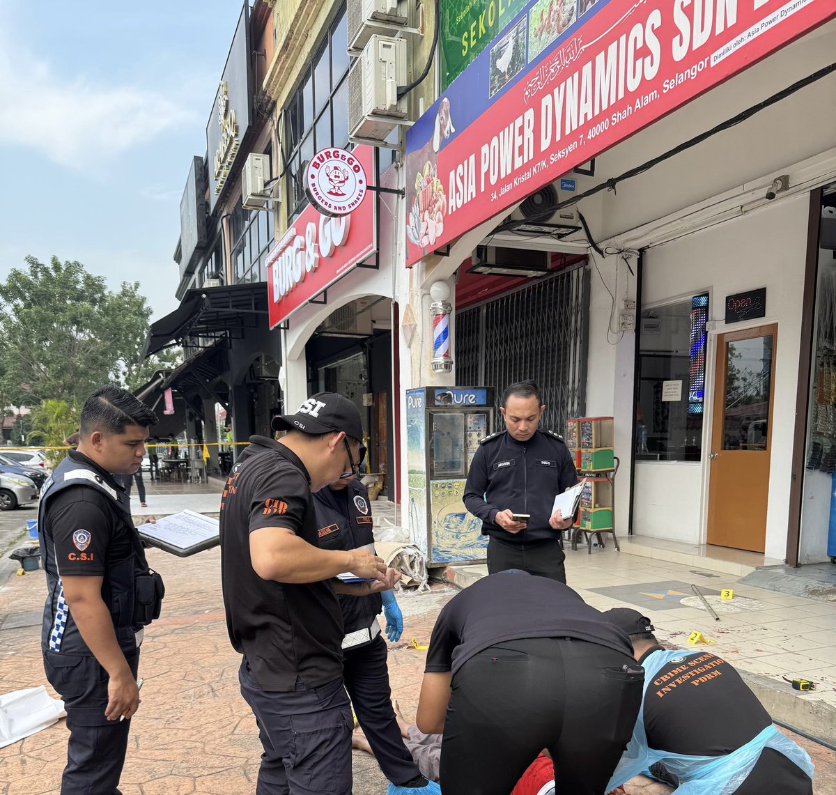 redzuanNewsMPB's tweet photo. Berang gaji lewat, seorang penyelia kedai runcit di seksyen 7 Shah Alam maut ditetak pekerjanya.

Tiga suspek termasuk dua wanita ditahan.

Kesemua mereka warga asing. https://t.co/o6mB1qdLJE