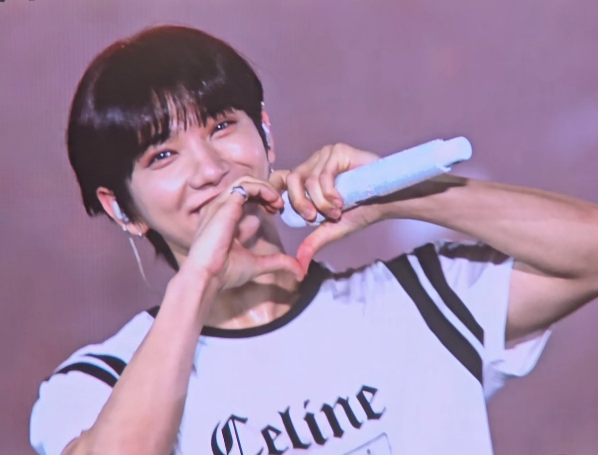 HES SO CUTE 😭😭😭😭

250215 #joshua #조슈아
#SVT_RIGHT_HERE_IN_BANGKOK