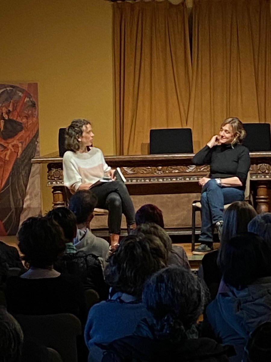 Eder-ederra izan zen Ordiziako Irakurle Taldearen atzoko saioa. <a href="/karmelejaio/">Karmele Jaio</a> izan genuen gure artean <a href="/iratigoikoetxea/">Irati Goikoetxea</a> eta bertaratu ginen ohiko irakurle eta aretoa bete zuten gainerako ikus-entzuleekin batera, irakurri eta gozatu berri dugun 'Maitasun kapitala' liburua aletzen.💜