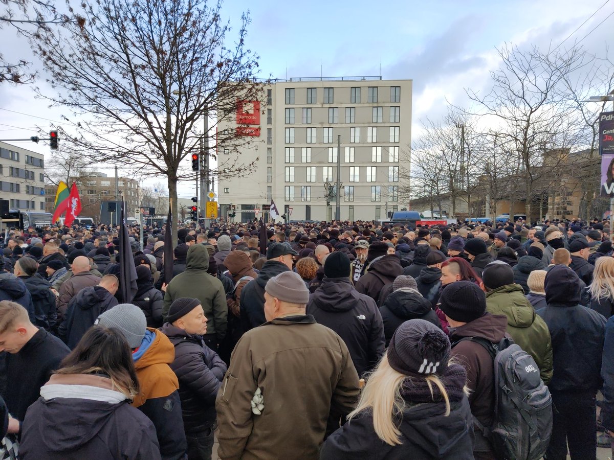 foto_kemp's tweet image. 1410 inzwischen über 1000 #Neonazis in #Dresden.
#dd1502
