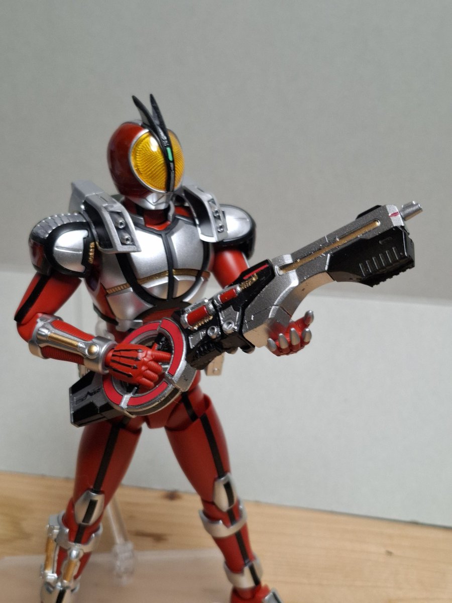 akinokoro's tweet photo. ファイズブラスターフォーム完成です。
ブラスターは変形可能で各パーツは磁石で取り付け。
お陰でこんな面倒な塗り分けと一部シール貼りを一回分で済ませることができた。
#フィギュアライズスタンダード
#バンダイ
#ファイズ https://t.co/3eDc8UDAeo