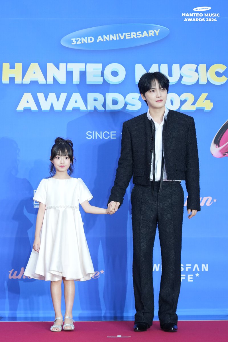 Hanteo_HMAs's tweet photo. 🏆#32주년한터뮤직어워즈2024

📸Behind - Red Carpet

#KIMJAEJOONG #김재중
#OhJiyul #오지율

#한터뮤직어워즈
#HanteoMusicAwards
#HMA2024
@inkodeofficial https://t.co/2zwSNVunkZ