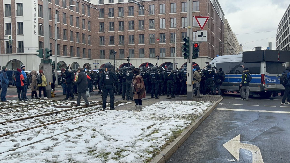 Räumungsversuch mit massiver Polizeigewalt an der Freiberger str. #DD1502 #dresdenwiedersetzen #NazisRaus