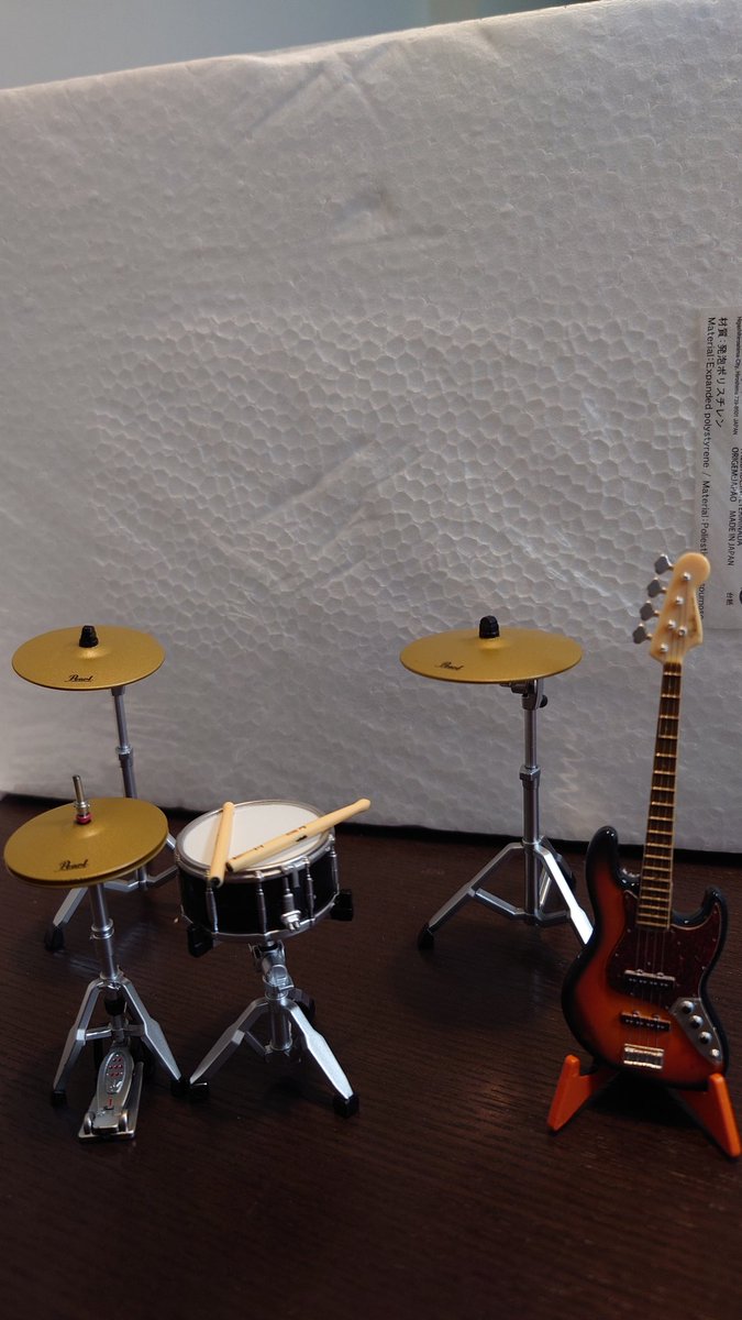 satool_midpoint's tweet photo. ドラムとギターのガチャがあったのでついやってしまった🥁🎸 https://t.co/WUUgtqyzLI