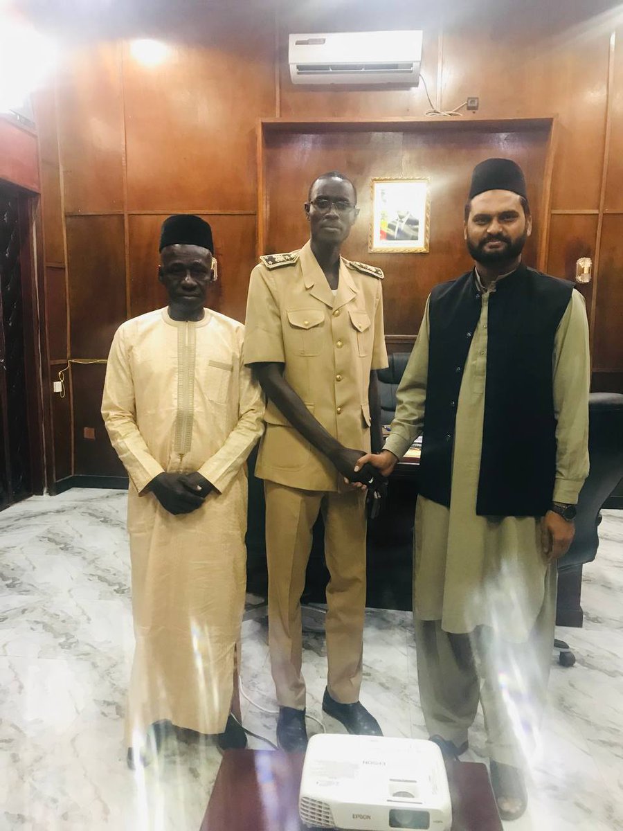 a #diourbel
<a href="/usamarehman98/">Usama</a>  Rencontre avec le préfet de #Diourbel (Abdou khadir Diop) , présentation de littérature accompagnée d'une introduction de la Jamaat #ahmadiyya <a href="/alislam/">Ahmadiyya Muslims</a> ALHAMDOLILLAH 
#Senegal #ahmadiyyaSenegal
<a href="/islam_et_media/">Bureau Central pour la Francophonie</a> <a href="/pressahmadiyya/">Press Ahmadiyya</a> <a href="/MuslimTVAfrica/">MTA Africa</a>