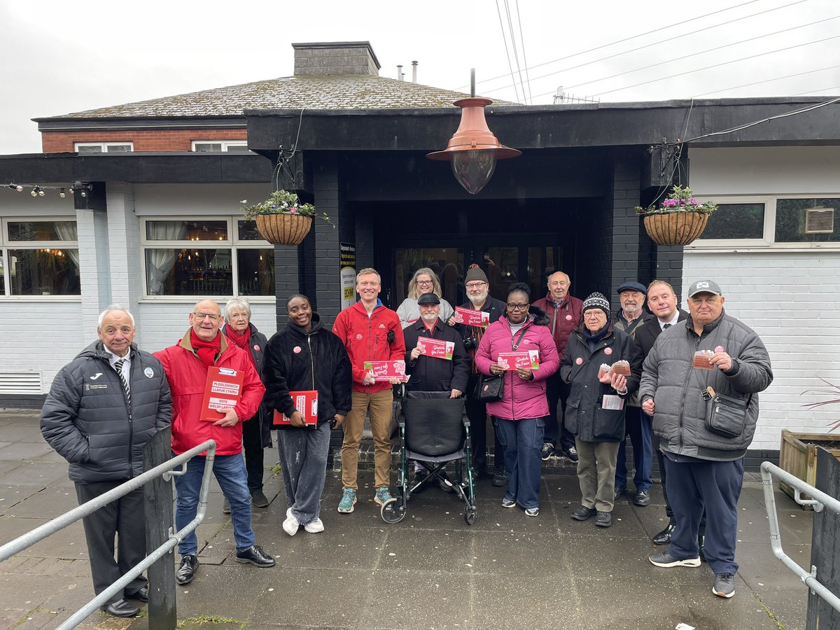 swanseawestclp's tweet photo. Out in Morriston Ward today with @TorstenBell @MikeHedgesAM and @Cllr_robstewart for our #MakingWorkPay campaign 💵
Great to talk to residents, collecting casework, and delivering our latest leaflet 🗞️
Need help or advice contact your local Labour Team 🏴🌹
#LabourDoorstep https://t.co/BixnoNKgAF