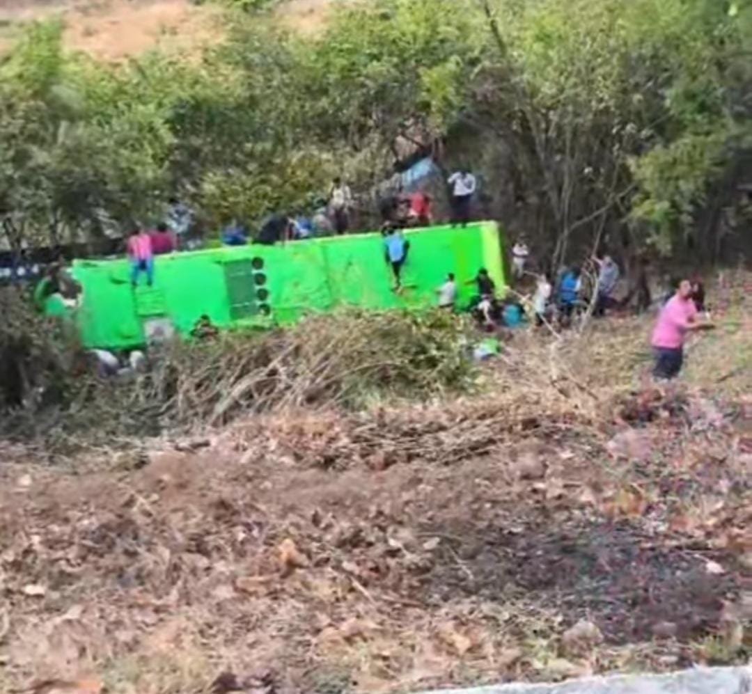 Un bus de la ruta 301 perdió el control y cayó a un barranco en el kilómetro 76 de la carretera Panamericana, en el sector de la Quebrada Seca, San Vicente.

Los equipos de primera respuesta se dirigen a la zona.