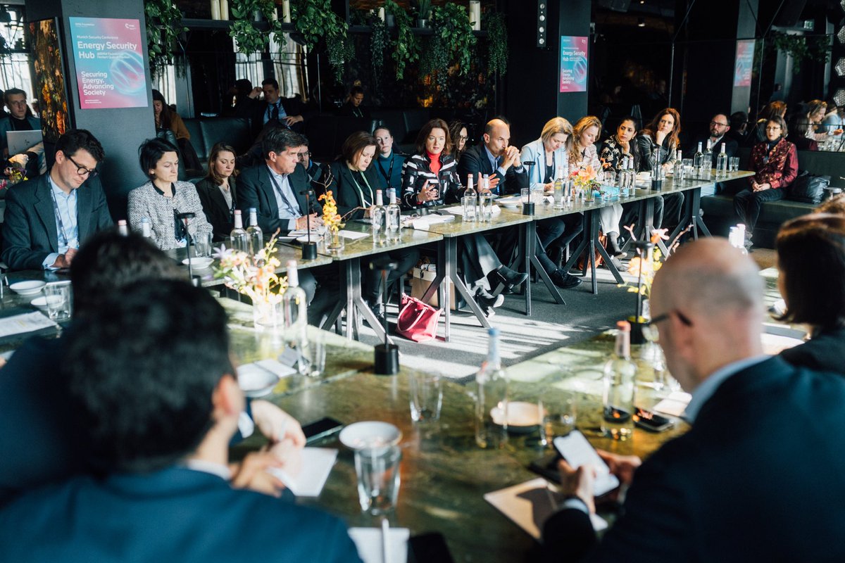 tfajon's tweet image. Hladen tuš podpredsednika 🇺🇸 JD Vanca Evropejcem na račun svobode govora in demokracije v Evropi v Münchnu še močno odmeva. To je očitno nujen “wake up” klic, da v Evropi okrepimo ključne stebre, ki nas povezujejo: odpornost, aktivno državljanstvo, učinkovito komunikacijo 1/2