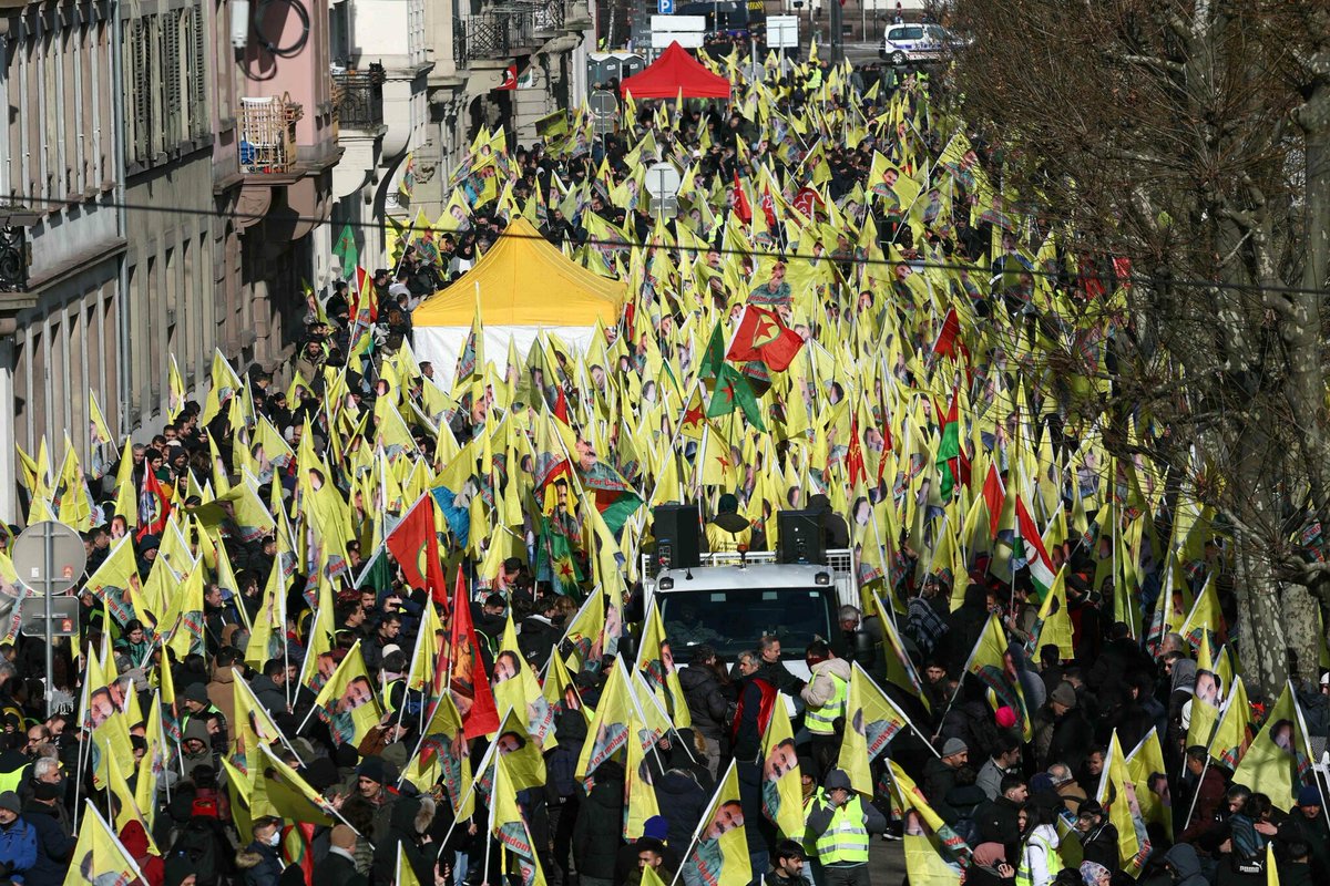 À Strasbourg, des milliers de personnes manifestent pour la libération d’Abdullah Öcalan, fondateur du PKK

➡️ l.leparisien.fr/y952