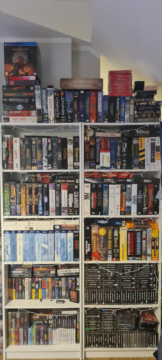 GrySprzedLat's tweet photo. Gdybyście patrząc na poprzedni post zastanawiali się, dlaczego GSLu nie wrzucisz tych gier na regał jakiś... tymczasem regał z #retro #grami https://t.co/H7HBKIEJEZ
