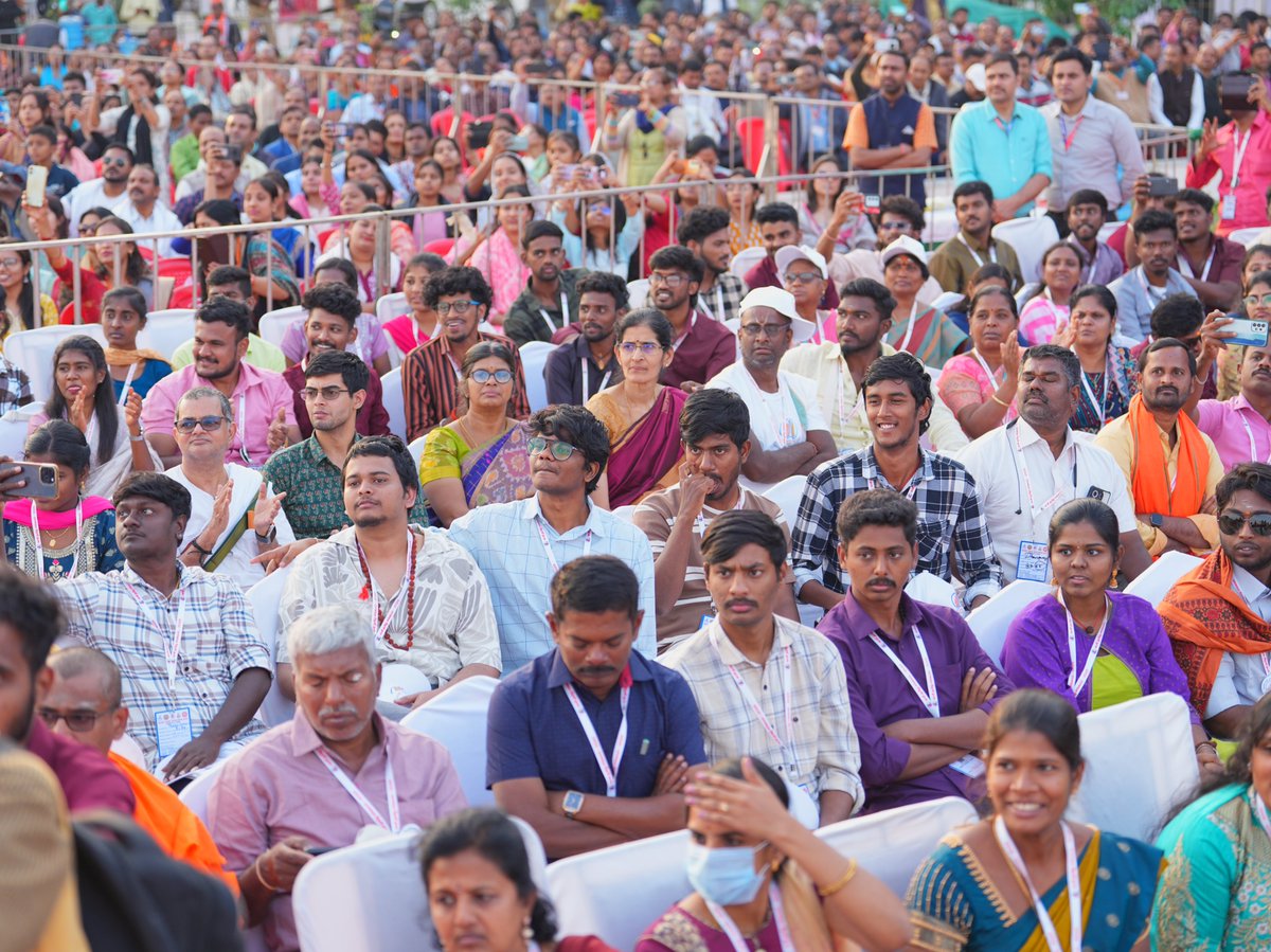 annamalai_k's tweet photo. To celebrate the oneness of Kashi & TN under the Ek Bharat Shreshtha Bharat initiative of our Hon PM Thiru @narendramodi avl, the 3rd edition of Kashi Tamil Sangamam was inaugurated today by our Hon Education Minister Thiru @dpradhanbjp avl, Hon Chief Minister of UP Thiru @myogiadityanath avl & Hon MoS Thiru @Murugan_MoS avl. 

The teaching of Saint Agasthya will be highlighted in this year's KTS, and the participating delegates from TN will also visit the Ayodhya Ram mandir & take the holy dip as part of the Maha Kumbh Mela. 

#VanakkamKashi 

நமது மாண்புமிகு பாரதப் பிரதமர் திரு @narendramodi அவர்களின் ஒரே பாரதம் உன்னத பாரதம் என்ற உயரிய நோக்கத்தின் பகுதியாக, காசி மற்றும் தமிழகத்தின் கலாச்சாரத் தொடர்பினைக் கொண்டாடும் வகையில், மூன்றாவது ஆண்டு காசி தமிழ் சங்கமத்தை, இன்று நமது மாண்புமிகு மத்திய கல்வித் துறை அமைச்சர் திரு @dpradhanbjp அவர்கள், உத்திரப் பிரதேச மாநிலத்தின் மாண்புமிகு முதலமைச்சர் திரு @myogiadityanath அவர்கள் மற்றும் மாண்புமிகு மத்திய இணையமைச்சர் திரு @Murugan_MoS அவர்கள் ஆகியோர் தொடங்கி வைத்தனர்.

இந்த ஆண்டு காசி தமிழ் சங்கமத்தில்,  அகத்தியரின் போதனைகள் சிறப்பிக்கப்படும். மேலும், தமிழகத்திலிருந்து பங்கேற்கும் பிரதிநிதிகள், அயோத்தி ஶ்ரீராமர் கோவிலுக்குச் செல்வதோடு, மகா கும்பமேளாவில் புனித நீராடுவார்கள்.
