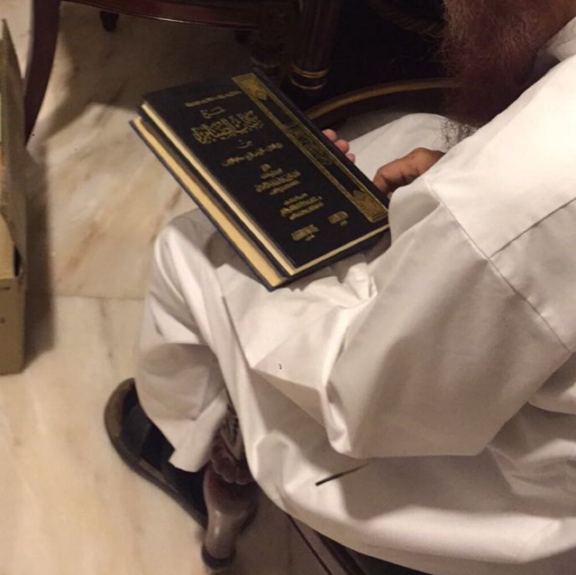 يقول جدي #الشيخ_عبدالكريم_الخضير دقيقة ونصف تكفيك لتقول فيها سبحان الله وبحمده مئه مره ، و مقابل الدقيقة والنصف تُحط عندك خطاياك ولو كانت مثل زبد البحر .