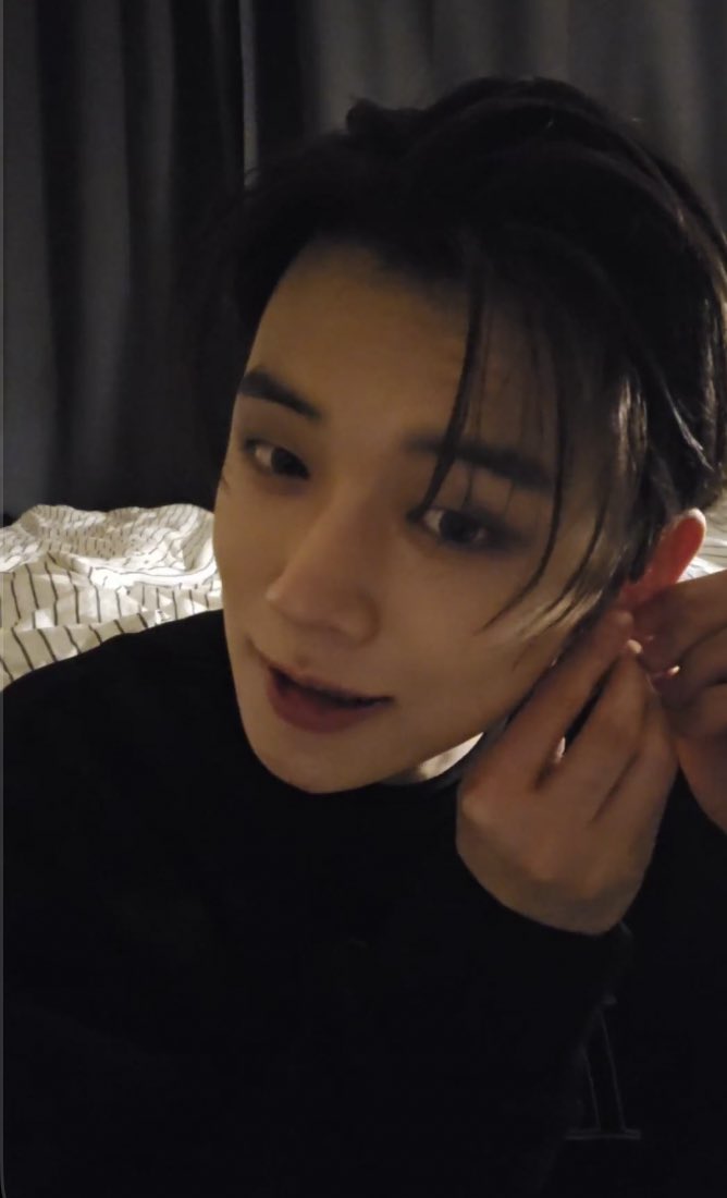 translatingTXT's tweet photo. 🦊 hi moa~ i’ll wait for a few more moas to join and then i’ll begin! i’ll put in my earrings till then hehe https://t.co/7ohhwI4uIH