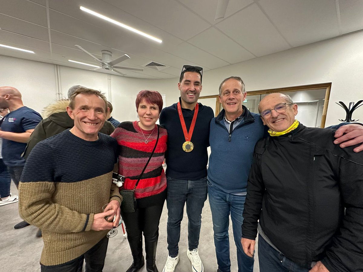 Photo de notre présidente et de quelques membres du bureau en compagnie d'Hakim Arezki avec sa médaille d’or de champion olympique de ceci foot. Notre présidente fait désormais partie du comité directeur du comité départemental handisport 93.