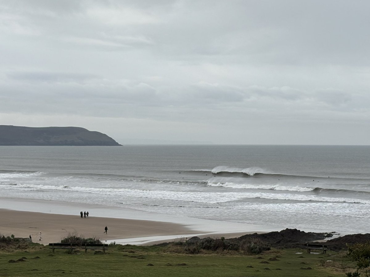 WoolacombeSurf's tweet photo. Pumping surf today with plenty of swell and offshore wind! 😜❤️🌊 #woolacombe #pumping #surf #swell #offshore #barrels #shelter #surfers #winterswell #woolacombebay #atlanticpower #fun #surfcentre #experiencedsurfersonly #woolacombebeach https://t.co/0JJBRwpDKL