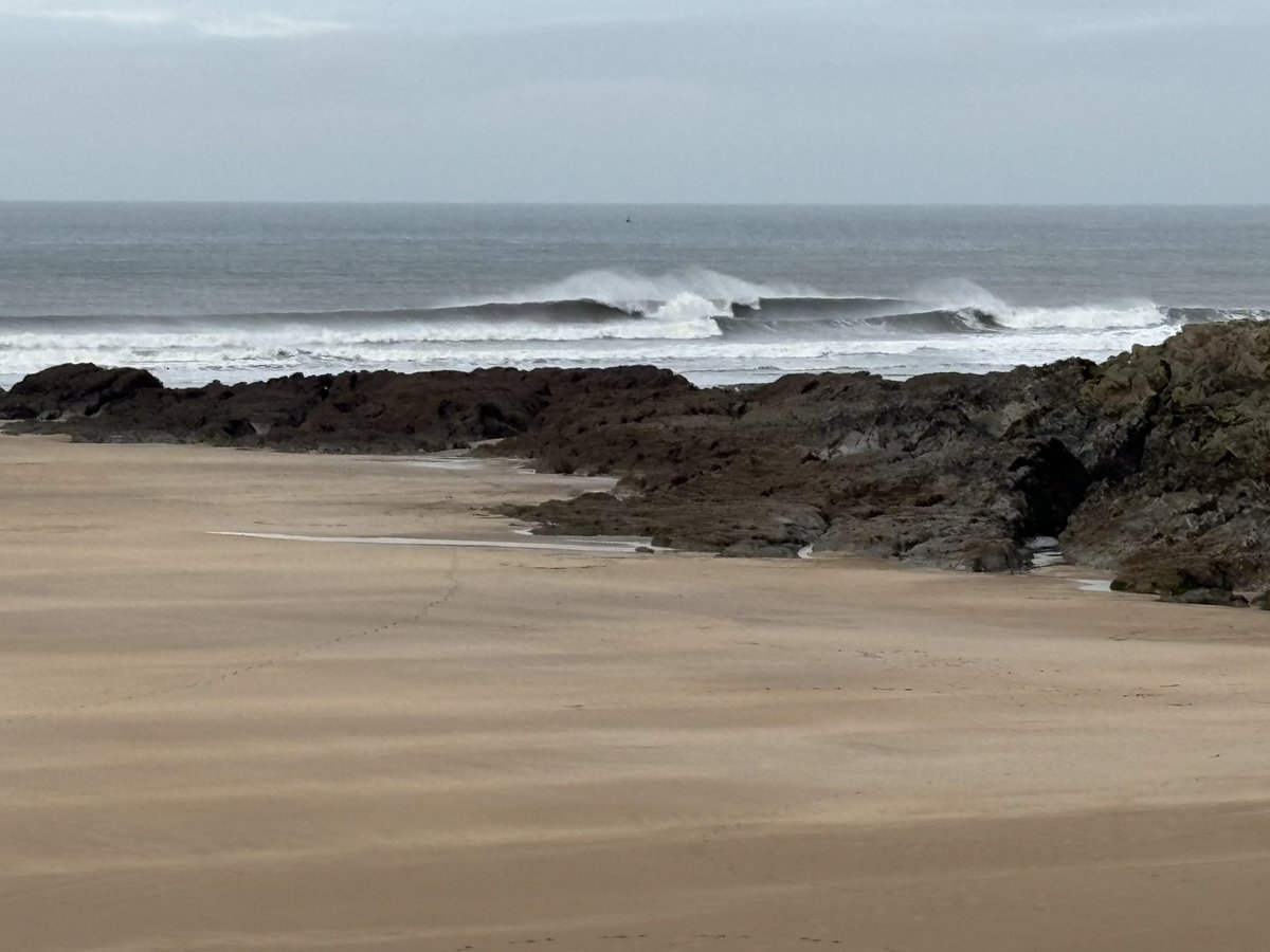 WoolacombeSurf's tweet photo. Pumping surf today with plenty of swell and offshore wind! 😜❤️🌊 #woolacombe #pumping #surf #swell #offshore #barrels #shelter #surfers #winterswell #woolacombebay #atlanticpower #fun #surfcentre #experiencedsurfersonly #woolacombebeach https://t.co/0JJBRwpDKL