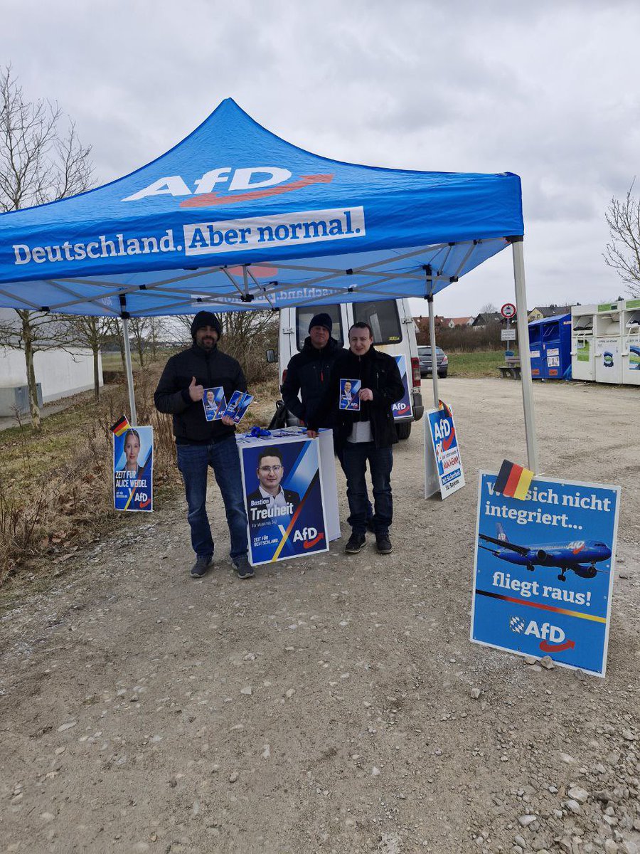 B_Treuheit's tweet image. Heute Infostände in #Uffenheim, #Cadolzburg, #Fürth und #Ammerndorf 💙 Ganz schön was los in unserem Kreisverband 🇩🇪🔥