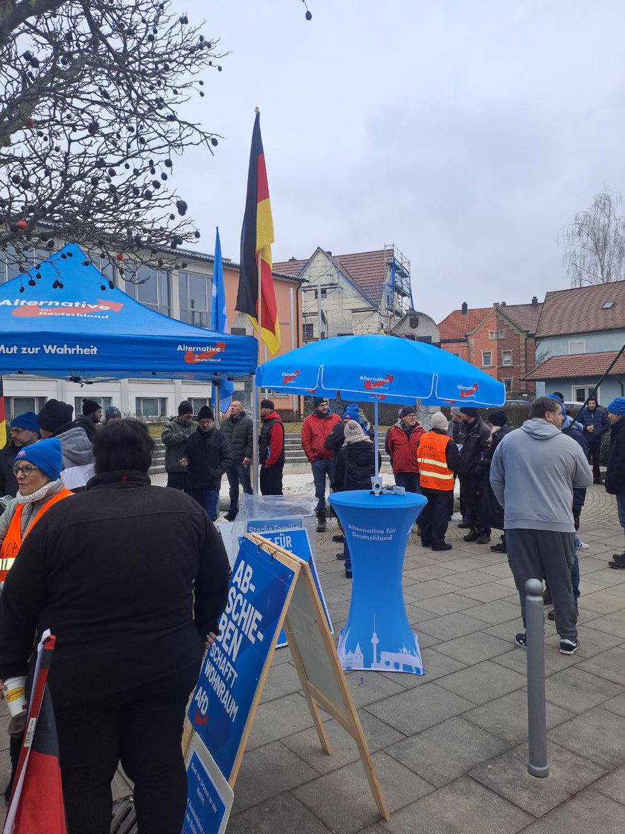 B_Treuheit's tweet image. Heute Infostände in #Uffenheim, #Cadolzburg, #Fürth und #Ammerndorf 💙 Ganz schön was los in unserem Kreisverband 🇩🇪🔥