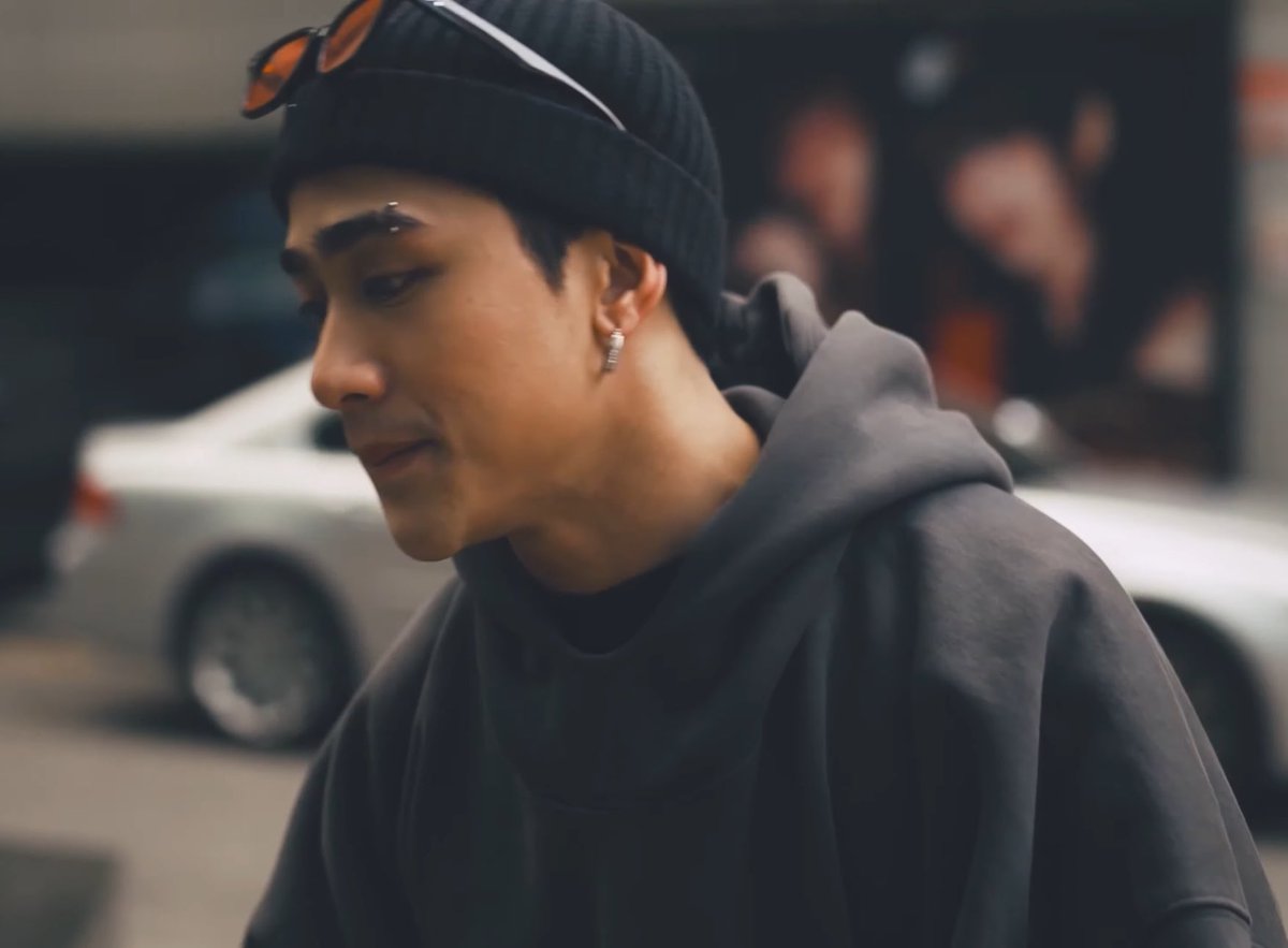 methinks1896's tweet photo. San ako magsisimula ha? Yung brow piercing, yung hikaw, yung subtle jaw clench ba, yung slide ba, hanep na yan. 

Watch: https://t.co/VDzeQTXUII

SHADES OF JOSH
#JCvlog
#JOSHCULLEN @JoshCullen_s https://t.co/Ynv2Z84Ava