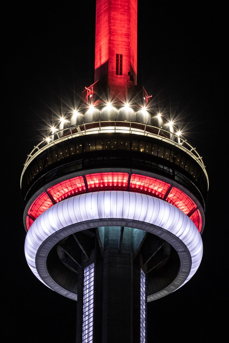 TourCNTower's tweet image. The CN Tower lights in red and white at the top of the hour every night for Canada
🇨🇦
La Tour CN s'illumine en rouge et blanc tous les soirs au début de chaque heure en l'honneur du Canada