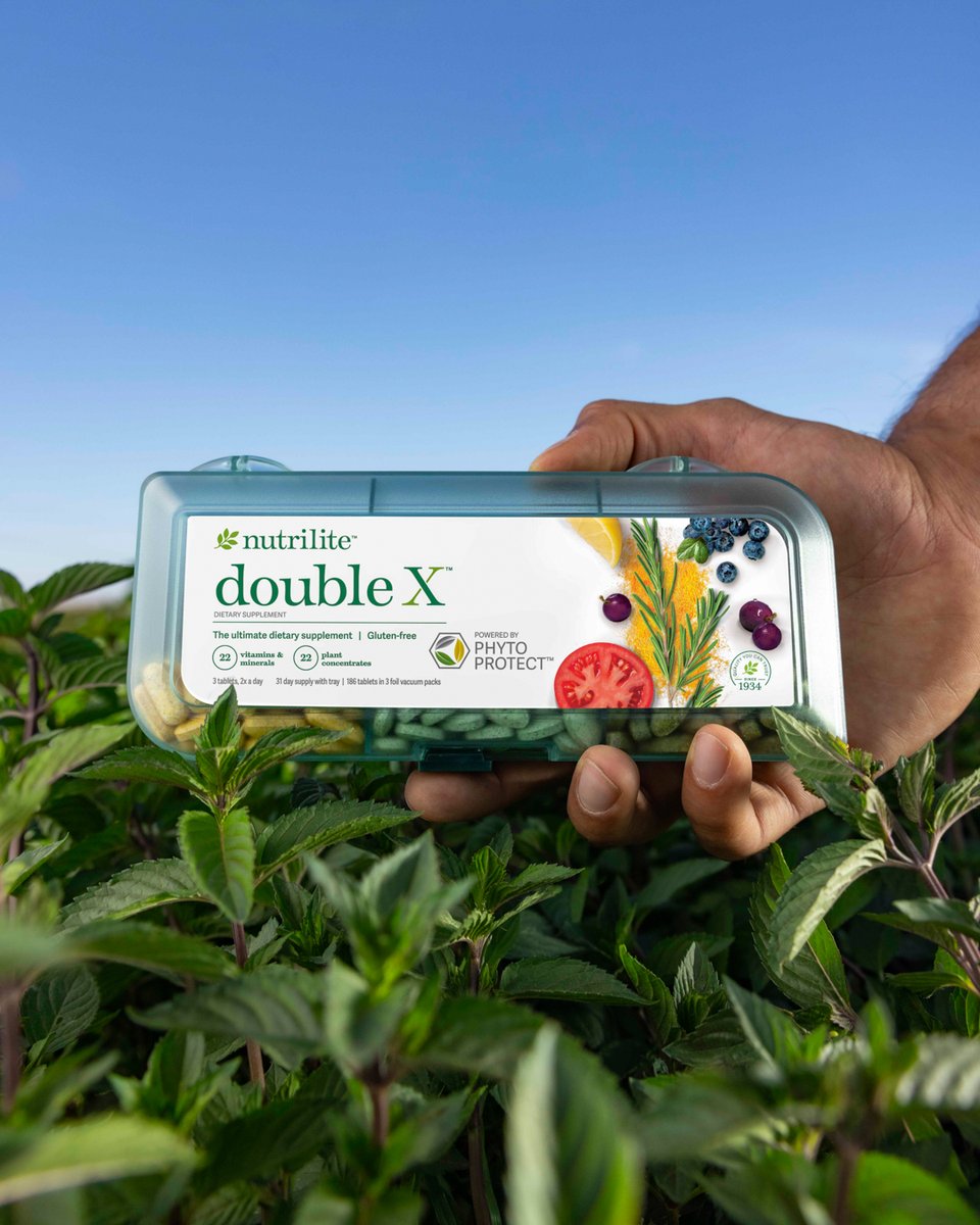 Amway's tweet image. You're looking at our multivitamin with two carefully-crafted, plant-based blends:

🌿 Phytoprotect Blend: A patented blend of Rosemary, Turmeric and Quercetin from Fava d’Anta

💚 Phytocolor Balance: A berry blend of grape, black currant, elderberry, and blueberry 
#FromOurFarms