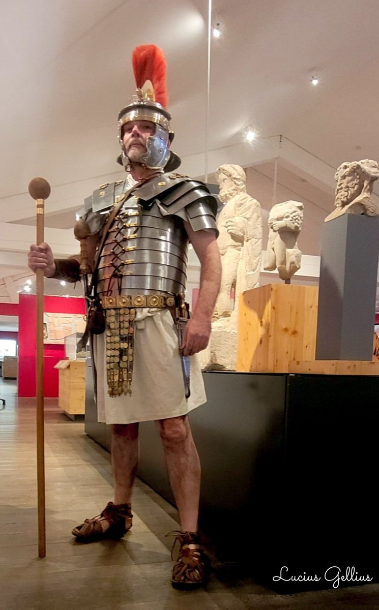 Vous êtes quelques-uns à m'avoir demandé quel était ce curieux bâton que je tiens dans la main: c'est une hastile, sorte de bâton de commandement,  qui équipait les optiones, sous-officiers de l'armée romaine. 

Je suis ici dans le rôle d'un "optio campidoctor", chargé de