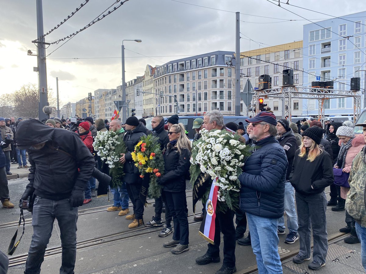 Nazi-Demo in #Dresden läuft jetzt los in Richtung Maxstraße/Ostra-Allee. Circa 1.500 Neonazis nach jetziger Schätzung. #dd1502 (15:05 Uhr)