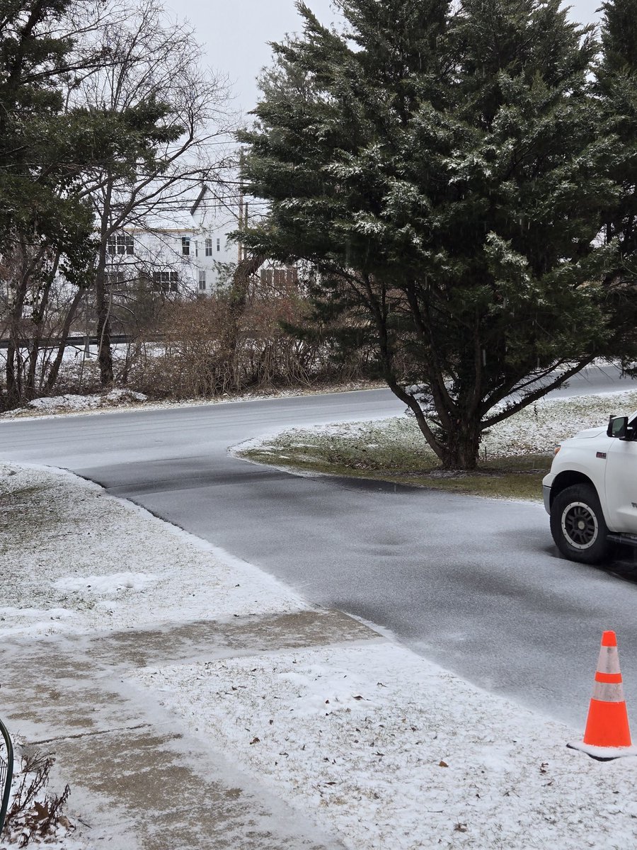 Jerry_Oden's tweet photo. Snow, sleet, rain in Frederick, MD.
Road conditions deteriorating quickly. #MdWx https://t.co/DuBQMFKZFu