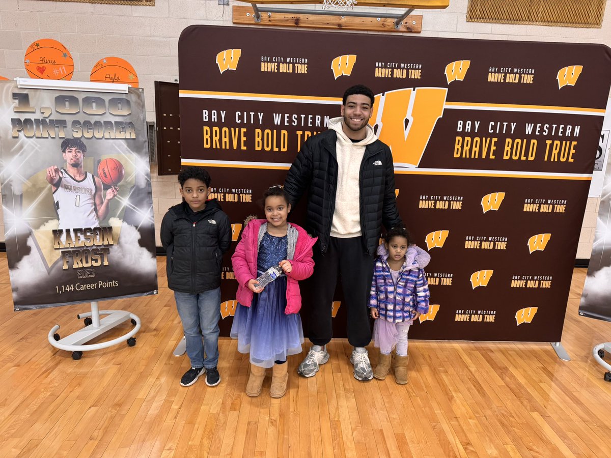 weaver_pj's tweet image. This is what you coach for. My former player last year got introduced to the 1000 point club last night. I love this kid to the fullest and I&apos;m so proud of this guy man. We had an historic season last year. Congrats frostbite❄️