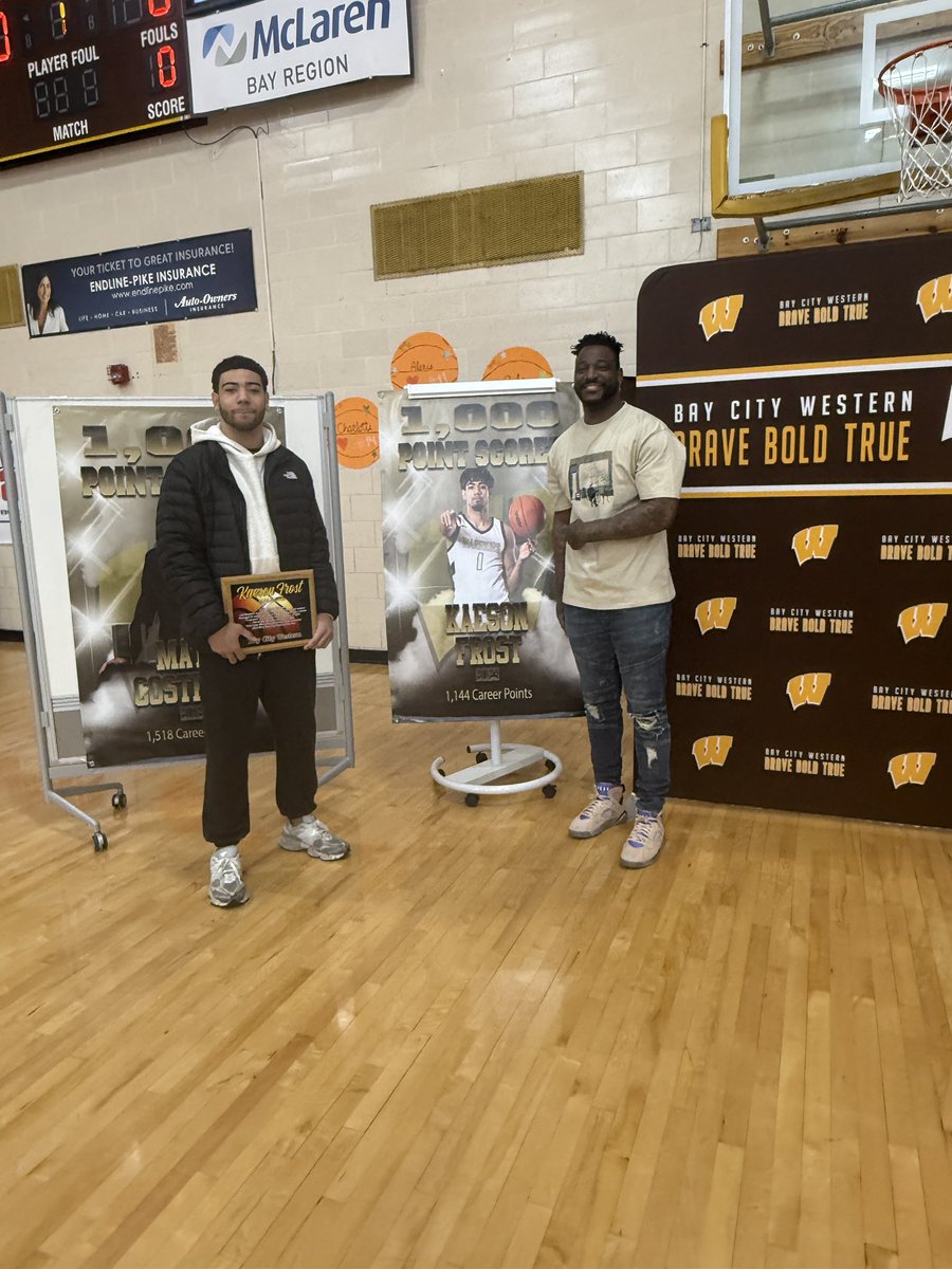 weaver_pj's tweet image. This is what you coach for. My former player last year got introduced to the 1000 point club last night. I love this kid to the fullest and I&apos;m so proud of this guy man. We had an historic season last year. Congrats frostbite❄️