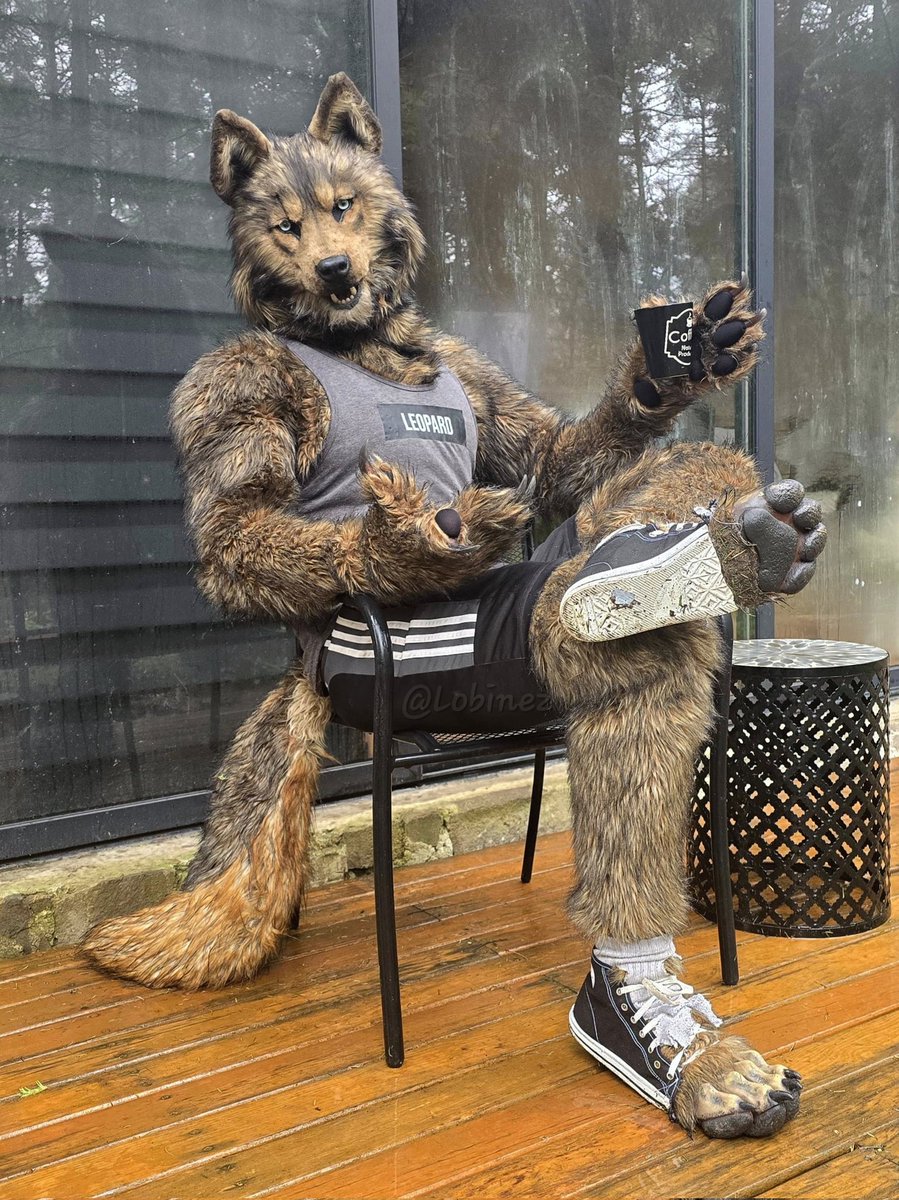 lobinez's tweet photo. This is the original pic from the meme parody below.

Btw, feel free to use this photo (or any of mine) for art references like drawing, painting, or sculpting (🚫 Al). If you do, show me your creations, as I really enjoy seeing them. https://t.co/sDUeTwa746