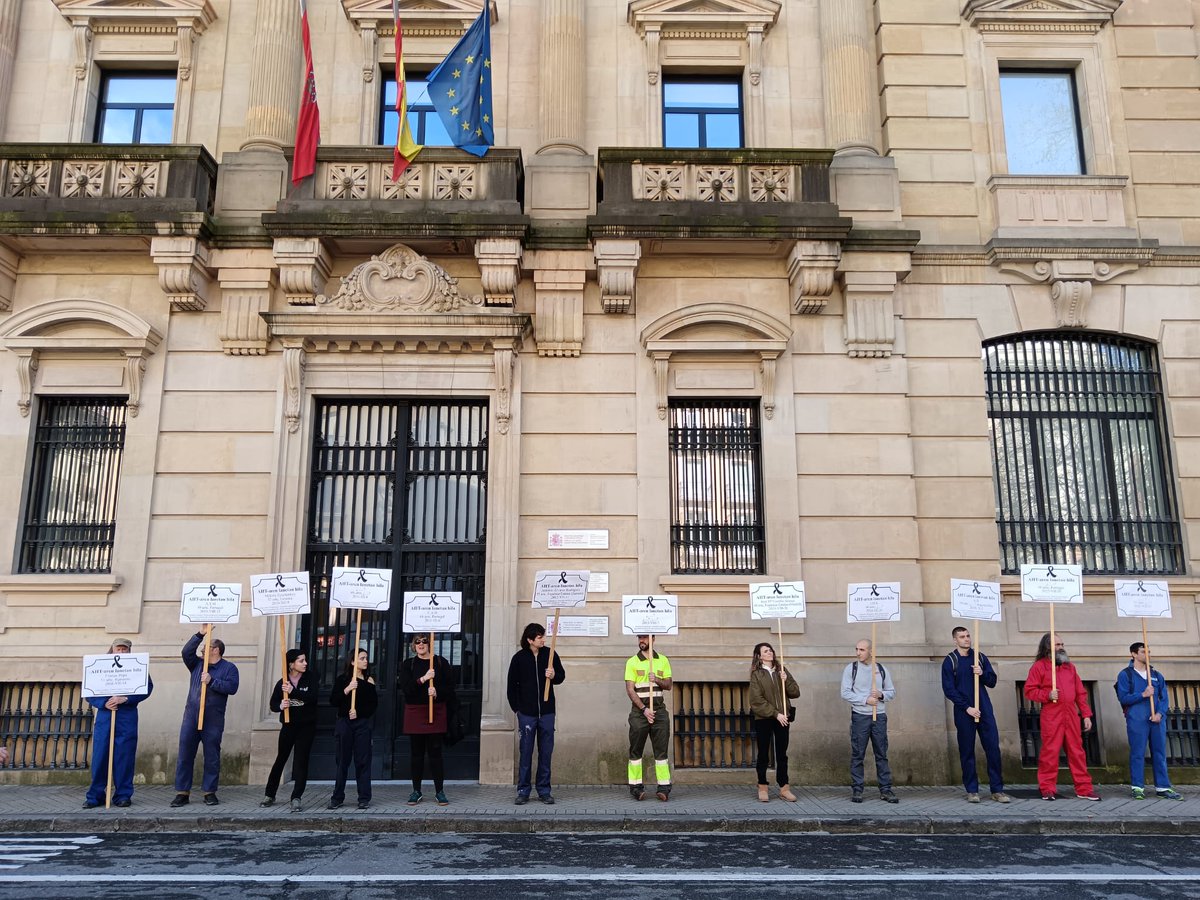 ELANafarroa's tweet photo. 🚨Progresoaren kateak hautsi🚨
🚫El TAV nos esclaviza ‼️
📢 AHTren aurkako manifestazioa Iruñean
#AHTrikEZ #TAVno https://t.co/41jjsS11ta