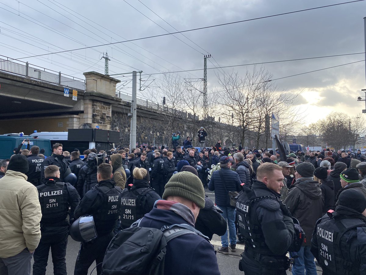 Polizei blockiert derzeit die Nazi-Demo (15:15) 😉 #dd1502 #Dresden