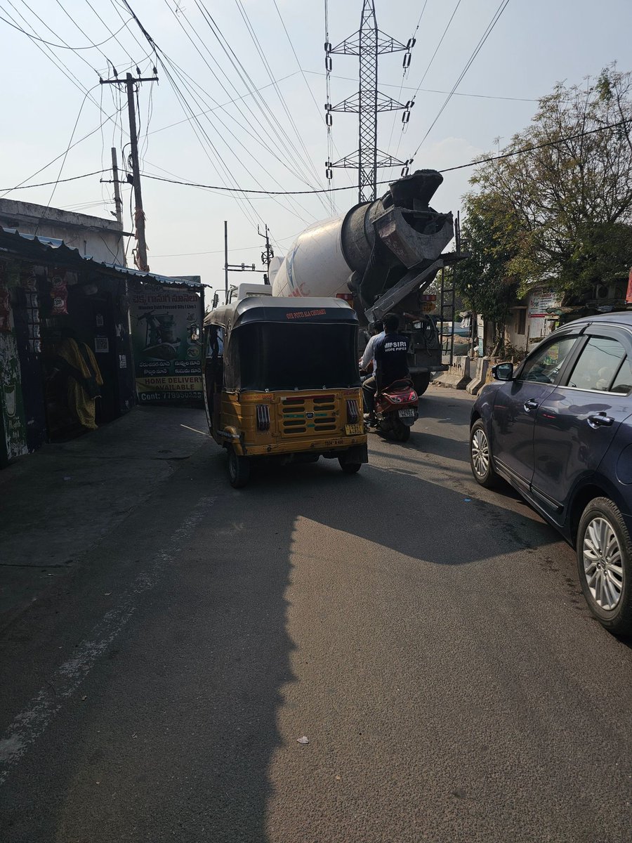 chowdary9494's tweet image. Parked in middle of the road to by cigarettes causing traffic congestion 
@CYBTRAFFIC @HYDTP @hydcitypolice until i tag news channels there is no response so tagging @abntelugutv @tv5newsnow
@TV9Telugu @NtvTeluguLive @THHyderabad 
location maps.app.goo.gl/SB13jzVD5FJiKd…