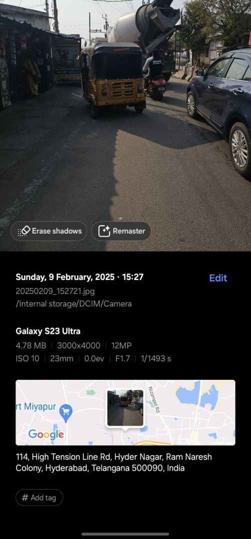 chowdary9494's tweet image. Parked in middle of the road to by cigarettes causing traffic congestion 
@CYBTRAFFIC @HYDTP @hydcitypolice until i tag news channels there is no response so tagging @abntelugutv @tv5newsnow
@TV9Telugu @NtvTeluguLive @THHyderabad 
location maps.app.goo.gl/SB13jzVD5FJiKd…